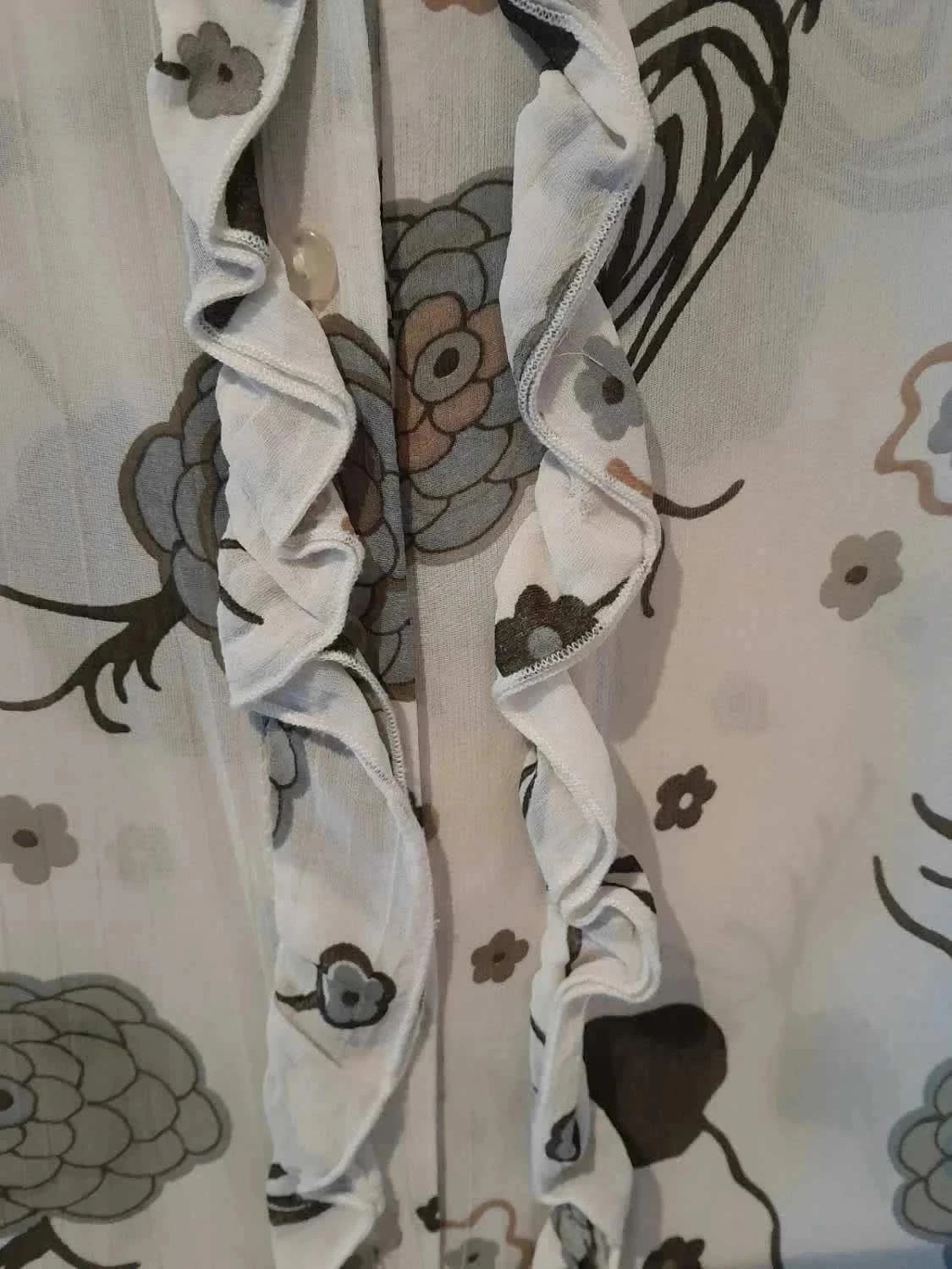 Blusa branca com estampa floral, com babados, tamanho 58/60 – photo 4